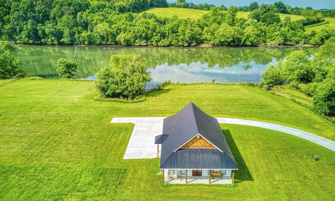 Kodak Cabin | Riverside Retreat: Free Attraction Tickets & Cozy Amenities