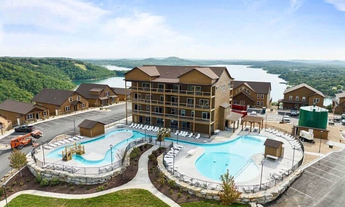 Kimberling City Condo | Enjoy the Lazy River and Hot Tub at Our Lakeview Retreat!