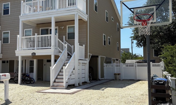 North Beach House | LBI 4-bedroom house with WiFi, Jacuzzi, on a beautiful block. 3 full kitchens!