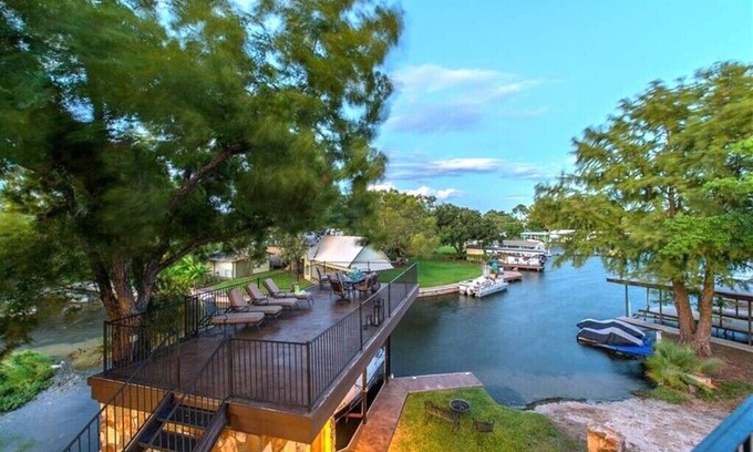 Granite Shoals House | LBJ Lake Home: Family-Friendly Retreat with Boat Slip
