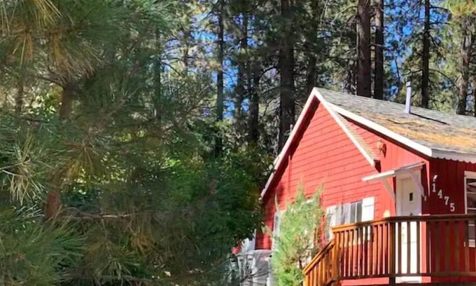 Wrightwood Apartment | Cozy Lilac Cottage with Fireplace & Family-Friendly Amenities