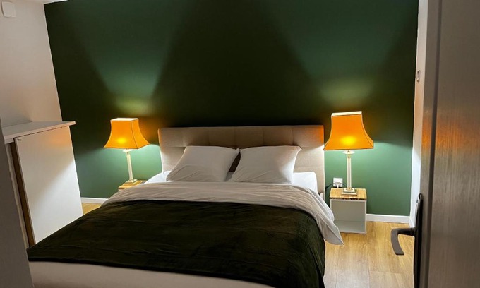 Mantes-la-Ville Apartment | LCY Home - Superb Ground-Floor Apartment, Rated 9/10