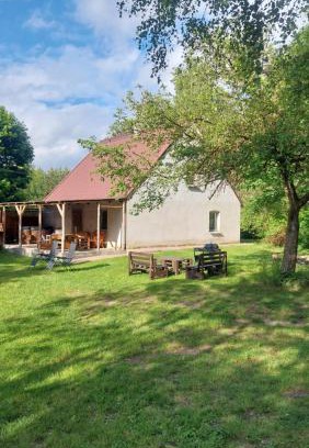 Szteklin House | Forest Retreat Near the Lake: Pet-Friendly Getaway