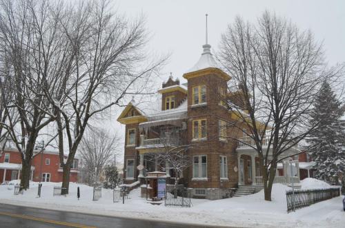 Mauricie Bed & Breakfast | Oceanfront Escape at Le 100 St-Laurent with Breakfast