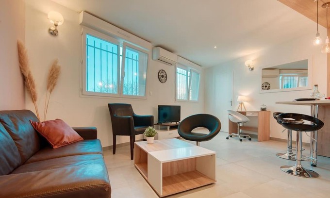 La Belle de Mai Apartment | Modern Retreat: Le 102 - T2 with Family-Friendly Amenities