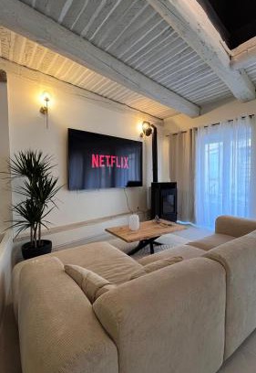 Valreas House | Premium Gîte for 12 - Perfect for Family Getaways