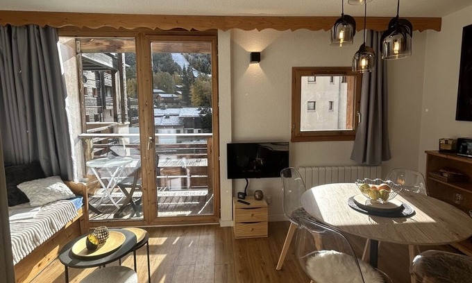 Villarodin-Bourget Apartment | Cozy 2918m Apartment in La Norma with Slopeside Views