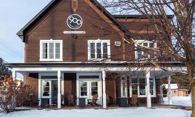 Mont-Tremblant Hotel | Relax at Le 900 Tremblant Inn with Hot Tub & Bistro