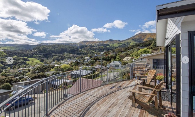 Akaroa House | Bright Le Bach with Harbour Views, Deck & Free Wifi