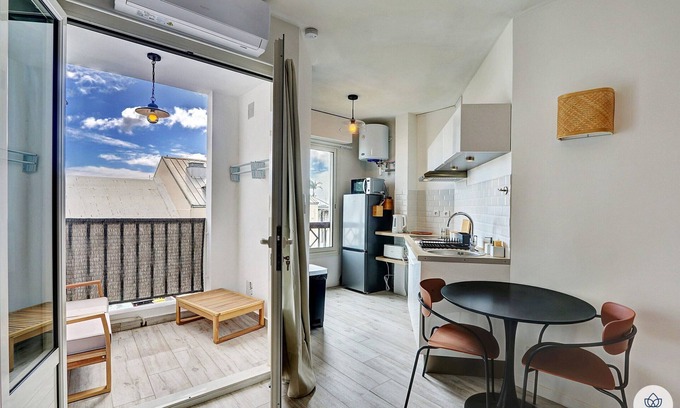 Saint-Denis Apartment | Guest Rated 9/10: Le Baryton Studio with Kitchen & Breakfast