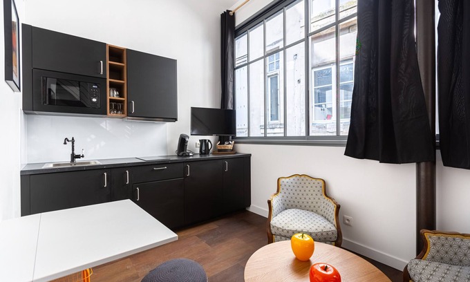 Capucins - Victoire Apartment | Explore Le Baudelaire: Central Studio with Spa & Breakfast