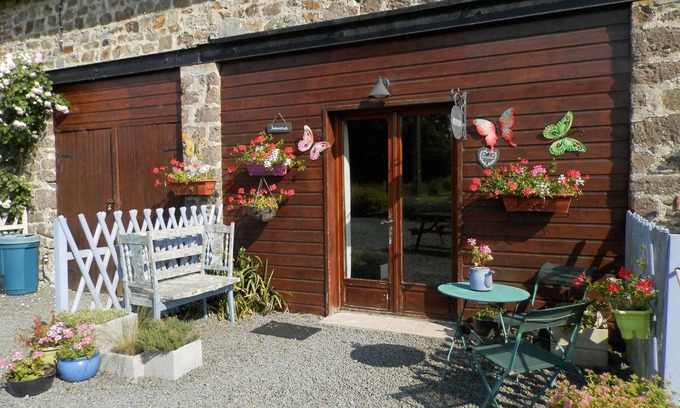 Le Guislain Cottage | Explore Le Bleuet: Family-Friendly Gite in Normandy