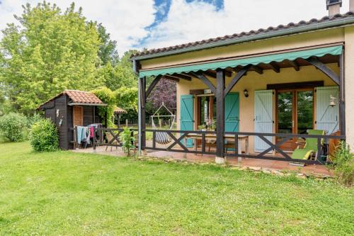 Sainte-Nathalene House | Pet-Friendly Gite Le Bon Chemin with Oceanfront Pool