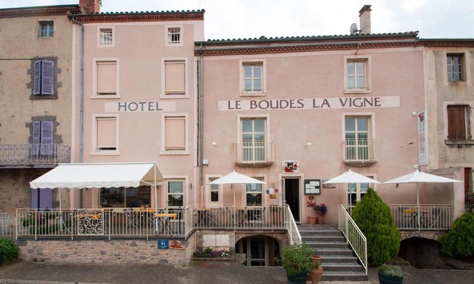 Boudes Hotel | Pet-Friendly Retreat at Le Boudes la Vigne with Breakfast