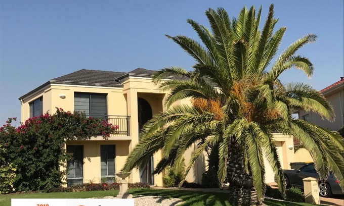 Quinns Rocks House | Discover Le Boulevard: 4-Star Ocean View Retreat