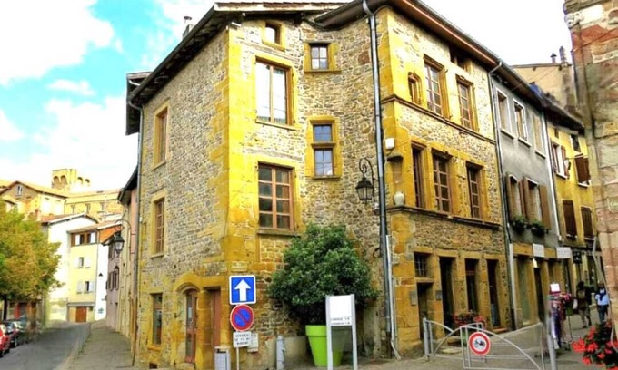 L'Arbresle Villa | Enjoy a Cozy Stay at L'appart & Lumiere with Netflix Fun