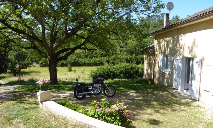 Saint-Laurent-sur-Manoire House | Discover Le Brouquet: Family-Friendly Stay with Breakfast