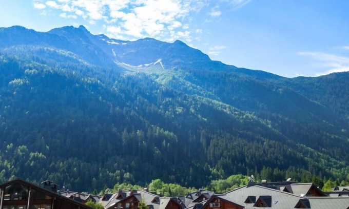Les Contamines-Montjoie Apartment | Discover Le Brûlaz: Lake View Getaway with Spa & Breakfast