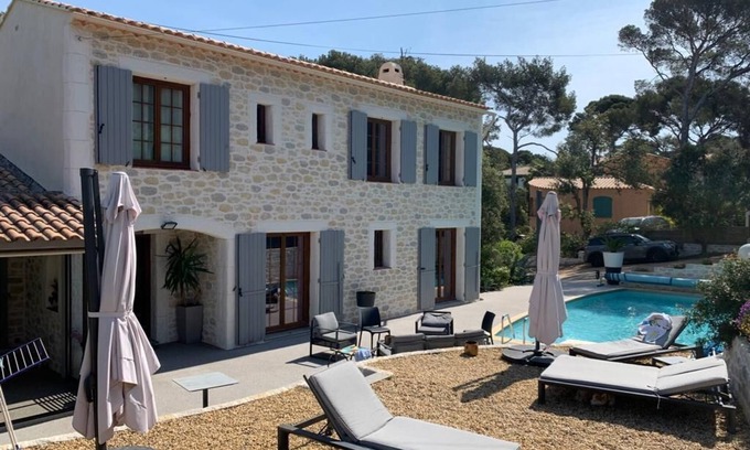 Le Brusc House | Relax at Le Bruscanou with Pool and Family-Friendly Perks