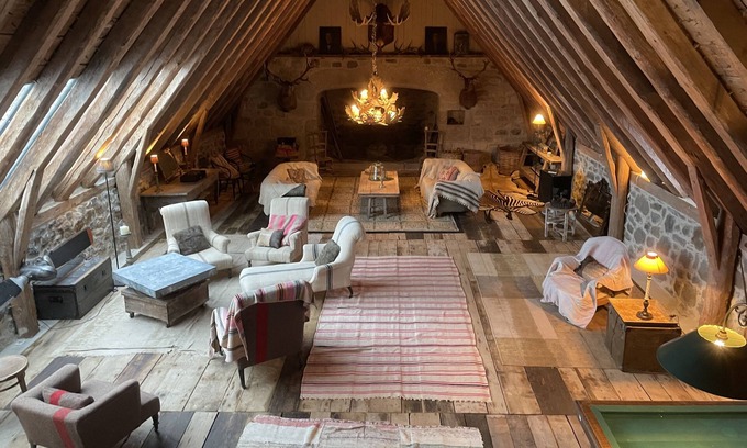 Saint-Urcize House | Le buron est équipée de 4 chambres dont une familiale à l’étage
