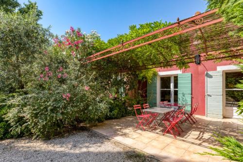 Fourques House | Discover Le Cézanne: Pet Friendly with Private Pool Access