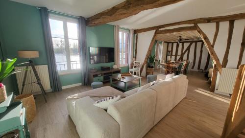 Les Andelys House | Experience Le Cœur du Bien-être: Scenic Seine Views & Family-Friendly