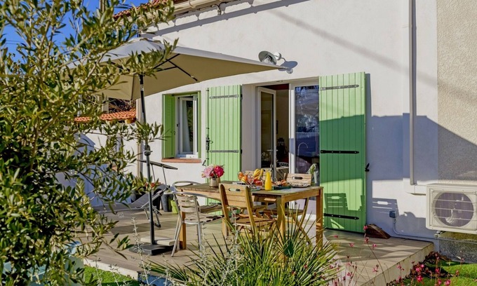 Salin-de-Giraud House | Idyllic Le Cabanon de Virginie with Garden Terrace Escape