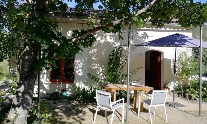 Castellane Cabin | Unforgettable Stay at Le Cabanon with Pool & Breakfast