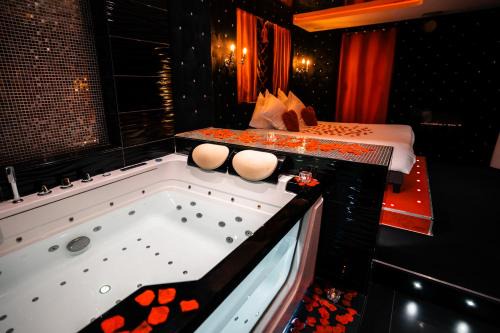 Lyon City Centre Apartment | Indulge at Le Cabaret Vip SPA: A 4-Star Retreat