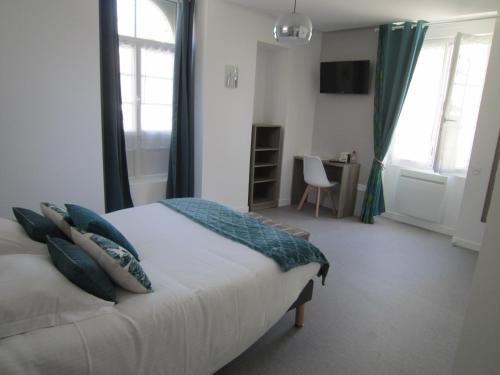 Ruille-Froid-Fonds Hotel | Experience Comfort at Le Camélia - Rated 9.1/10, Pet Friendly