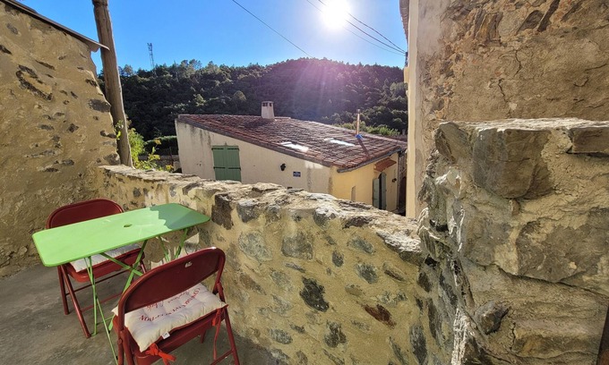 Prugnanes Apartment | Cozy Studio Retreat with Terrace at Le Cantou de Juliette