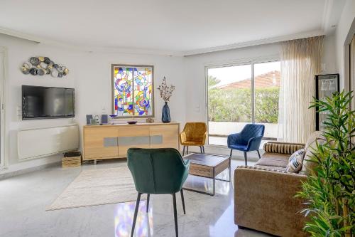 Juan-les-Pins Apartment | Le Cap St-Charles: Stunning Top-Floor Oceanfront Retreat