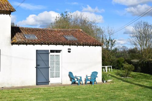 Chantonnay Bed & Breakfast | Cozy Le Cardoué: Family-Friendly Retreat in Vendée