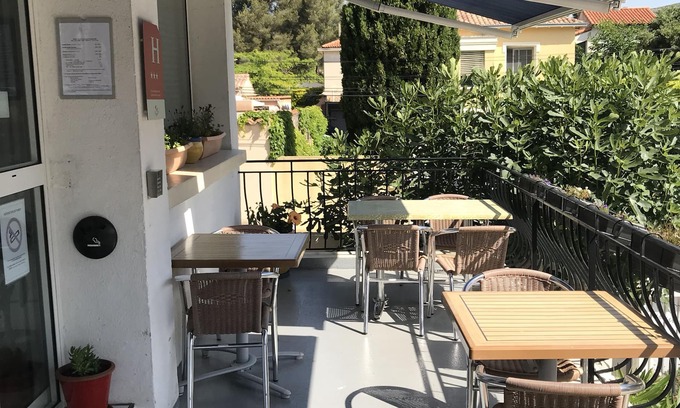 Carry-le-Rouet Hotel | Relax at Le Carry Hôtel: Family-Friendly with Breakfast!