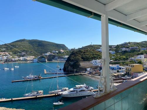 Ponza Apartment | Pet-Friendly Oceanfront Retreat at Le Case dei Pescatori