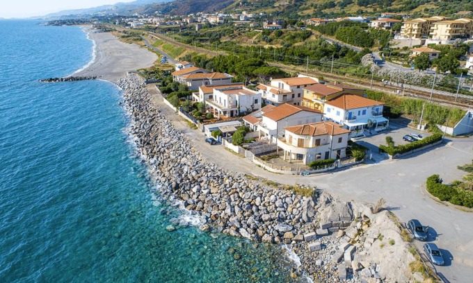 Bonifati Bed & Breakfast | Experience Oceanfront Bliss at Le Casette sul Mare B&B
