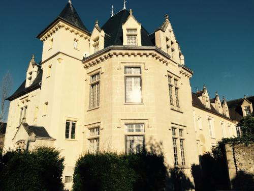 Senlis Bed & Breakfast | Discover Le Castel Ecossais: Guest Rated 9/10 & Dining