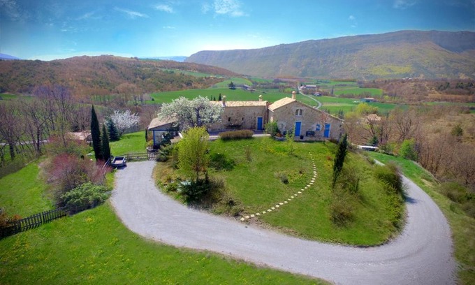 Laragne-Monteglin Bed & Breakfast | Guest Rated 10/10: Le Castelet-Arzeliers with Pool & Breakfast