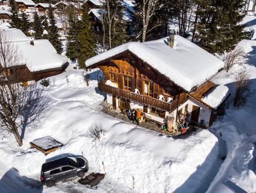 Morgins Bed & Breakfast | Discover Le Castor: Family-Friendly Retreat with Dining