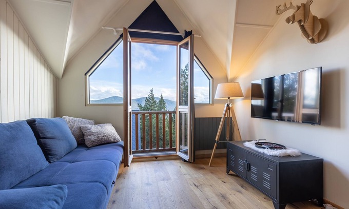 Les Angles Apartment | Experience Le Cerf: Duplex with Breathtaking Mountain Views