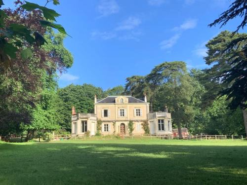 Suce-sur-Erdre House | Tranquil Retreat: Le Château de John Miles by the Water