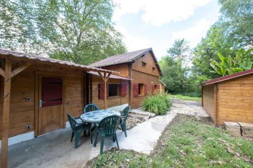 Saint-Laurent-sur-Manoire House | Family-Friendly Escape at Le Chalet du Manoire