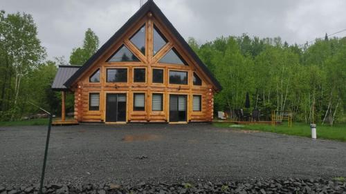 Saint Donat Ski Chalet | Relax at Le Chalet Enchanté with Ocean Views & Private Beach