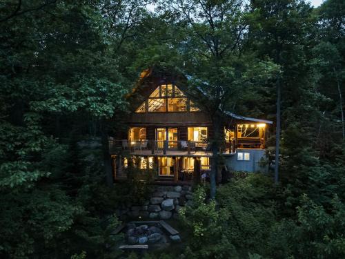 Sainte-Beatrix Ski Chalet | Relaxing Le Chalet Inuksuk - Waterfront Log Cabin Retreat