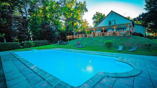 Coulandon Hotel | Cozy Getaway at Le Chalet Montégut with Ocean Views