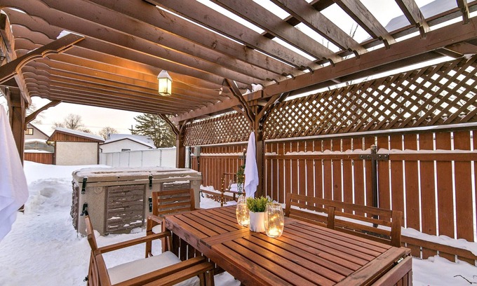 Winnipeg Ski Chalet | Le Chalet: Stylish 4-Bedroom Retreat with Hot Tub & Pool