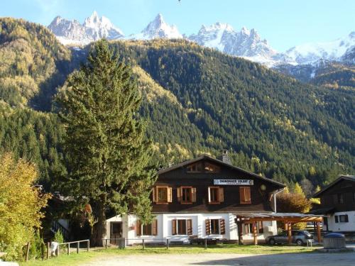 Chamonix-Mont-Blanc Hostel | Discover Le Chamoniard Volant: Family-Friendly Retreat