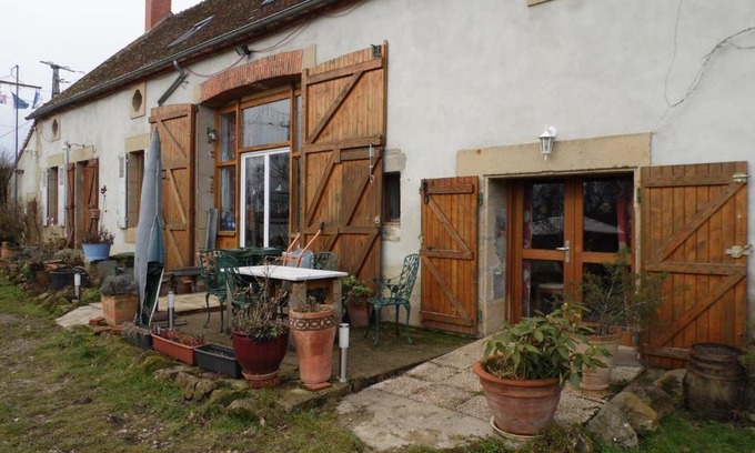 Treban Bed & Breakfast | Cozy Le Champ Bouchon - Family-Friendly Stay with Hot Tub