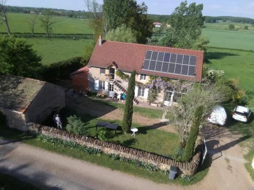 Anzy-le-Duc Bed & Breakfast | Le Charbonnet: Oceanfront Retreat with Pet-Friendly Perks