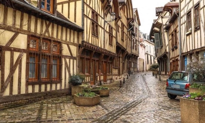 Old Town Apartment | Explore Le Chat de la Cathédrale with Lake Views & Breakfast